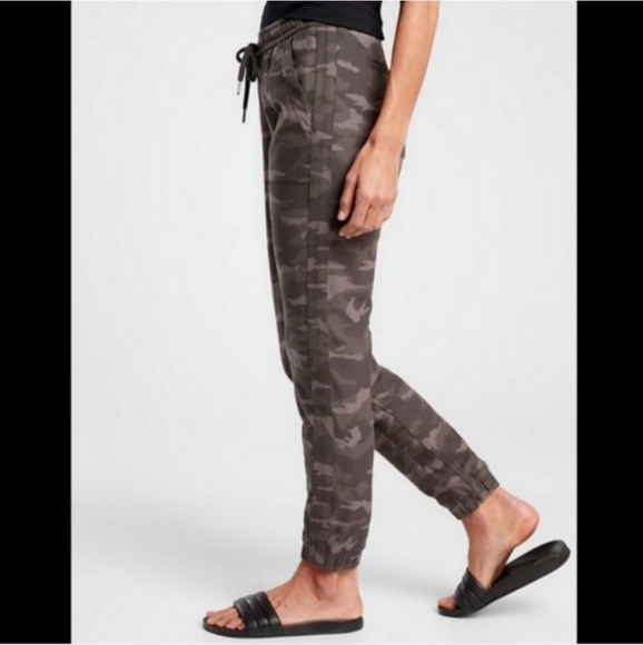 ATHLETA Farallon Pant Camo Green Joggers Pants Size 4 - Picture 2 of 8